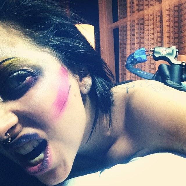 Πονάει! Η Lady Gaga κάνει τατουάζ στη μασχάλη [εικόνες] | iefimerida.gr 3