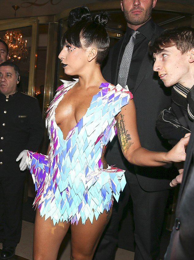 H Lady Gaga... φωσφορίζει και αποκαλύπτει περισσότερα από όσα θέλει [εικόνες] | iefimerida.gr 3