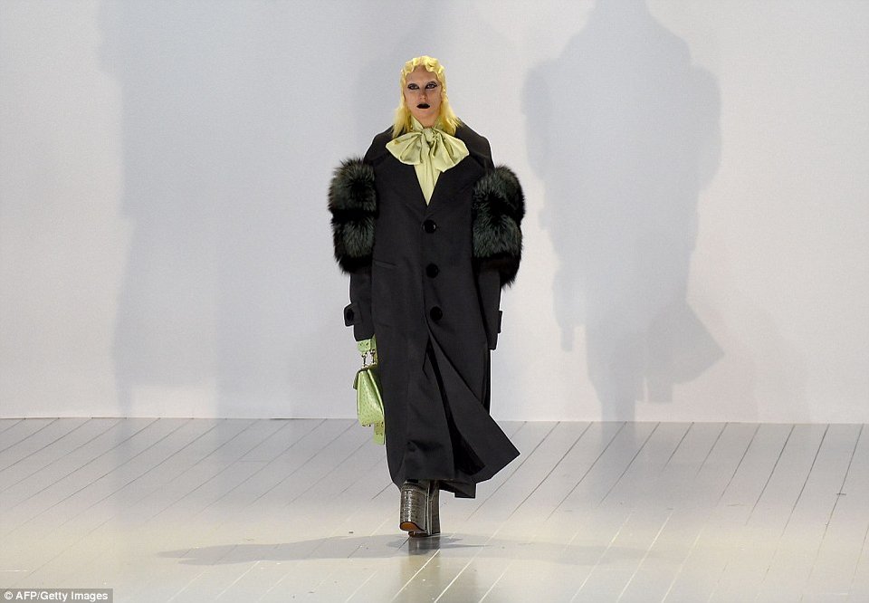 Η Lady Gaga έγινε και μοντέλο -Ανέβηκε στην πασαρέλα για τον Marc Jacobs [εικόνες] | iefimerida.gr 0