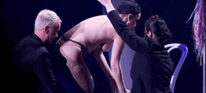 Η Lady Gaga γυμνή στη σκηνή, προκαλεί αντιδράσεις [εικόνες] | iefimerida.gr 1