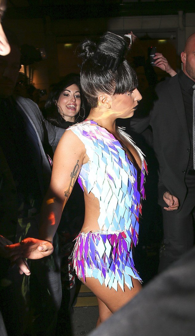 H Lady Gaga... φωσφορίζει και αποκαλύπτει περισσότερα από όσα θέλει [εικόνες] | iefimerida.gr 5