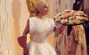 Το Διαδίκτυο «γλεντάει» τη Lady Gaga για την εμφάνιση αλά νοικοκυρά στα Οσκαρ [εικόνες] | iefimerida.gr 8