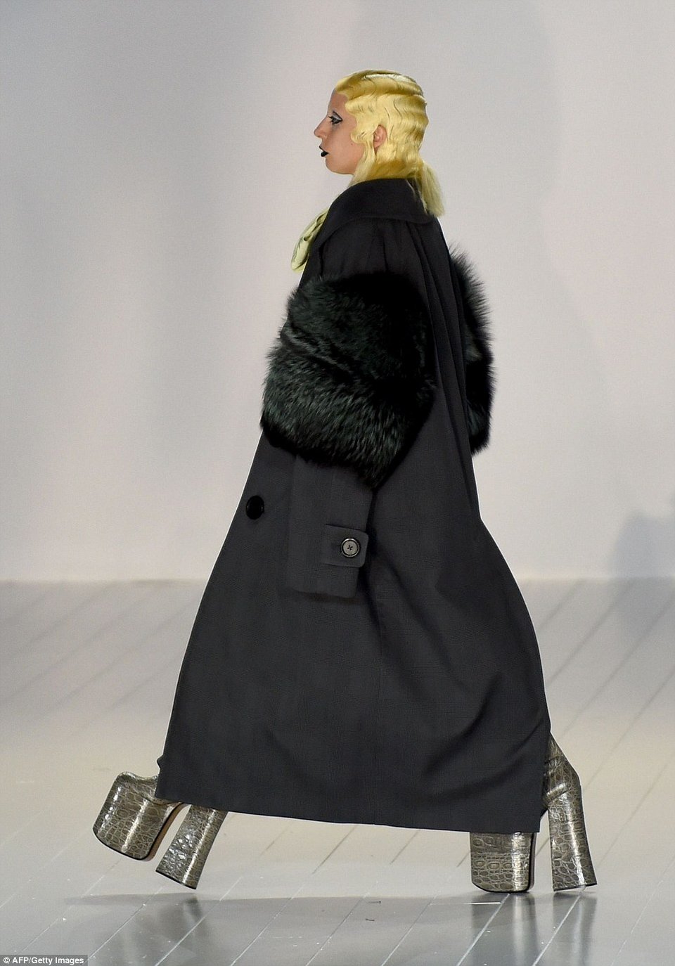 Η Lady Gaga έγινε και μοντέλο -Ανέβηκε στην πασαρέλα για τον Marc Jacobs [εικόνες] | iefimerida.gr 3