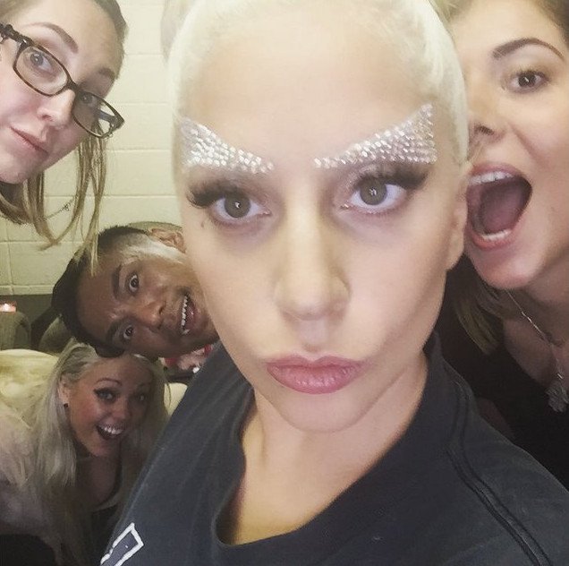 Κρύσταλλα, στρας και δραματικά περιγράμματα - Η Lady Gaga δημιούργησε τη νέα τάση ομορφιάς στα φρύδια [εικόνες] | iefimerida.gr 8