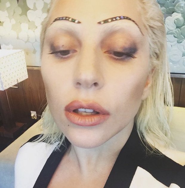 Κρύσταλλα, στρας και δραματικά περιγράμματα - Η Lady Gaga δημιούργησε τη νέα τάση ομορφιάς στα φρύδια [εικόνες] | iefimerida.gr 4