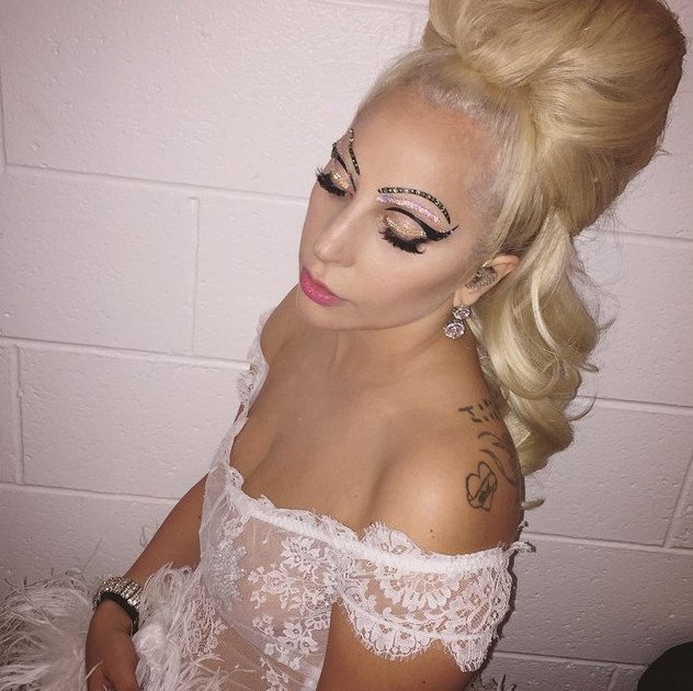 Κρύσταλλα, στρας και δραματικά περιγράμματα - Η Lady Gaga δημιούργησε τη νέα τάση ομορφιάς στα φρύδια [εικόνες] | iefimerida.gr 5