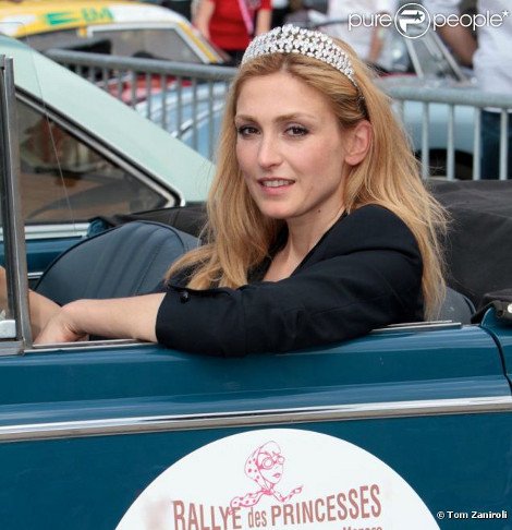 Οργιο φημών για γάμο Ολάντ-Γκαγιέ -Πότε ο πρόεδρος θα ανέβει τα σκαλιά της εκκλησίας με την ηθοποιό [εικόνες] | iefimerida.gr 3