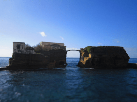 Το πιο αλλόκοτο νησί της Μεσογείου: Ενας μοναδικής ομορφιάς παράδεισος που τον συνοδεύει μια κατάρα -Οι ατυχίες που έχουν βρει τους διάσημους ιδιοκτήτες του [εικόνες] | iefimerida.gr 0