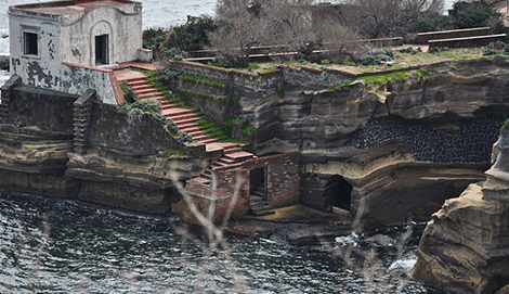 Το πιο αλλόκοτο νησί της Μεσογείου: Ενας μοναδικής ομορφιάς παράδεισος που τον συνοδεύει μια κατάρα -Οι ατυχίες που έχουν βρει τους διάσημους ιδιοκτήτες του [εικόνες] | iefimerida.gr 13