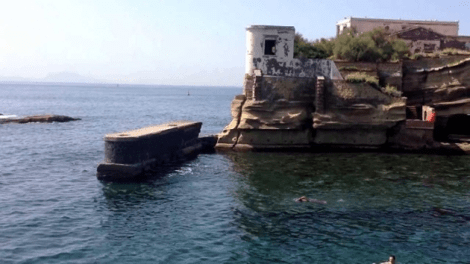 Το πιο αλλόκοτο νησί της Μεσογείου: Ενας μοναδικής ομορφιάς παράδεισος που τον συνοδεύει μια κατάρα -Οι ατυχίες που έχουν βρει τους διάσημους ιδιοκτήτες του [εικόνες] | iefimerida.gr 14