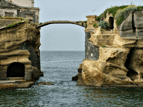 Το πιο αλλόκοτο νησί της Μεσογείου: Ενας μοναδικής ομορφιάς παράδεισος που τον συνοδεύει μια κατάρα -Οι ατυχίες που έχουν βρει τους διάσημους ιδιοκτήτες του [εικόνες] | iefimerida.gr 18