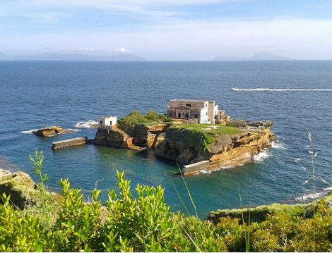 Το πιο αλλόκοτο νησί της Μεσογείου: Ενας μοναδικής ομορφιάς παράδεισος που τον συνοδεύει μια κατάρα -Οι ατυχίες που έχουν βρει τους διάσημους ιδιοκτήτες του [εικόνες] | iefimerida.gr 1
