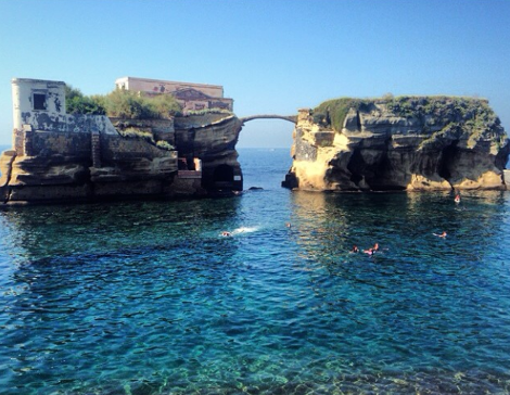Το πιο αλλόκοτο νησί της Μεσογείου: Ενας μοναδικής ομορφιάς παράδεισος που τον συνοδεύει μια κατάρα -Οι ατυχίες που έχουν βρει τους διάσημους ιδιοκτήτες του [εικόνες] | iefimerida.gr 2