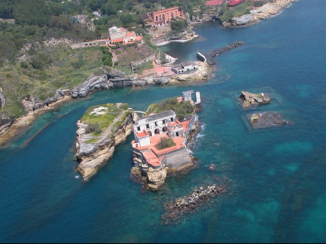 Το πιο αλλόκοτο νησί της Μεσογείου: Ενας μοναδικής ομορφιάς παράδεισος που τον συνοδεύει μια κατάρα -Οι ατυχίες που έχουν βρει τους διάσημους ιδιοκτήτες του [εικόνες] | iefimerida.gr 8