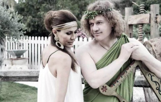 O Πέτρος Γαϊτάνος έβαλε χιτώνα, σανδάλια και παίζοντας άρπα κάνει το θεό Διόνυσο [εικόνες] | iefimerida.gr 0