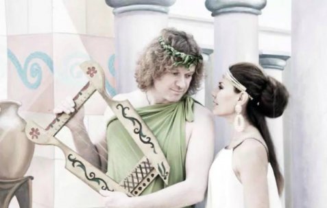 O Πέτρος Γαϊτάνος έβαλε χιτώνα, σανδάλια και παίζοντας άρπα κάνει το θεό Διόνυσο [εικόνες] | iefimerida.gr 1