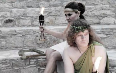 O Πέτρος Γαϊτάνος έβαλε χιτώνα, σανδάλια και παίζοντας άρπα κάνει το θεό Διόνυσο [εικόνες] | iefimerida.gr 2