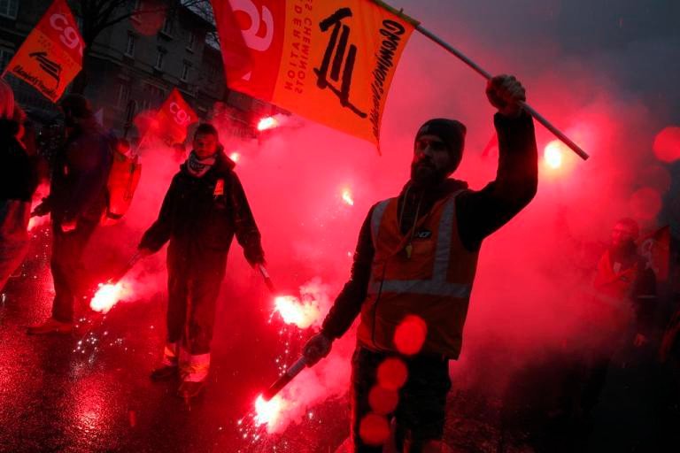 Επεισόδια και συλλήψεις: Πάνω από ένα εκατομμύριο Γάλλοι διαδήλωσαν κατά της εργατικής νομοθεσίας [εικόνες]  | iefimerida.gr 0