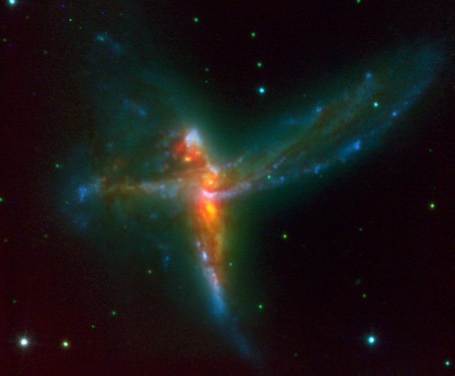 Εντυπωσιακές συγκρούσεις γαλαξιών στολίζουν τον νυχτερινό ουρανό [εικόνες] | iefimerida.gr 9