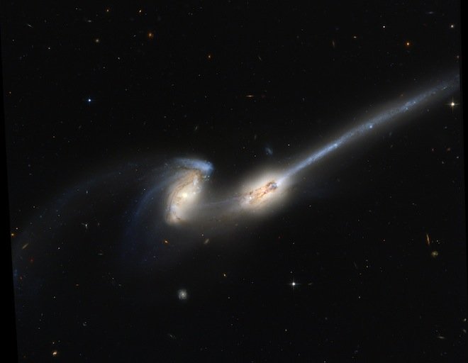 Εντυπωσιακές συγκρούσεις γαλαξιών στολίζουν τον νυχτερινό ουρανό [εικόνες] | iefimerida.gr 1