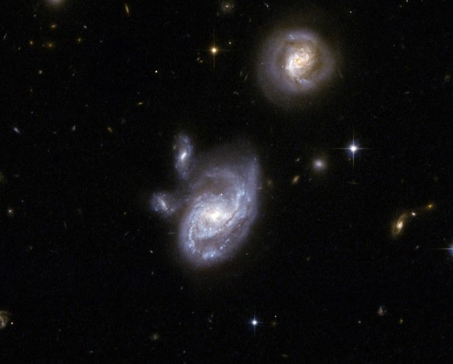 Εντυπωσιακές συγκρούσεις γαλαξιών στολίζουν τον νυχτερινό ουρανό [εικόνες] | iefimerida.gr 3