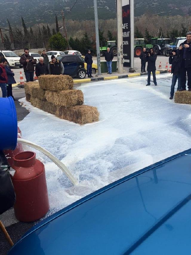 Τέμπη: Τόνοι γάλα στο δρόμο από τους κτηνοτρόφους [εικόνες] | iefimerida.gr 0