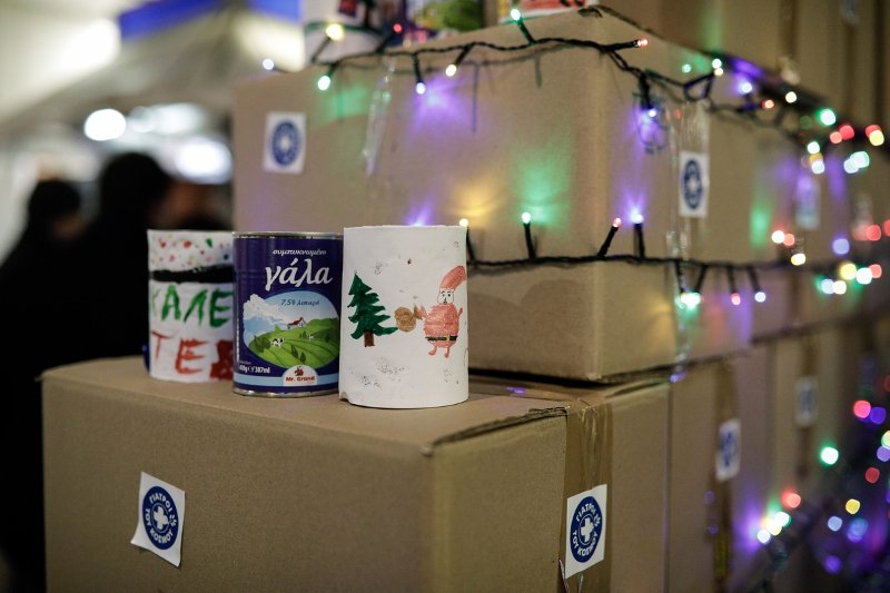 Χριστουγεννιάτικα δέντρα από... γάλα για καλό σκοπό [εικόνες]  | iefimerida.gr 0