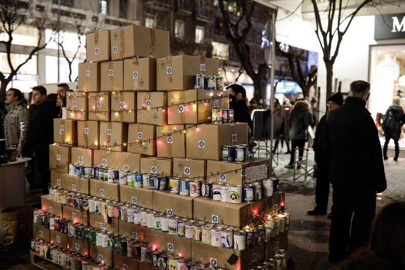 Χριστουγεννιάτικα δέντρα από... γάλα για καλό σκοπό [εικόνες]  | iefimerida.gr 1