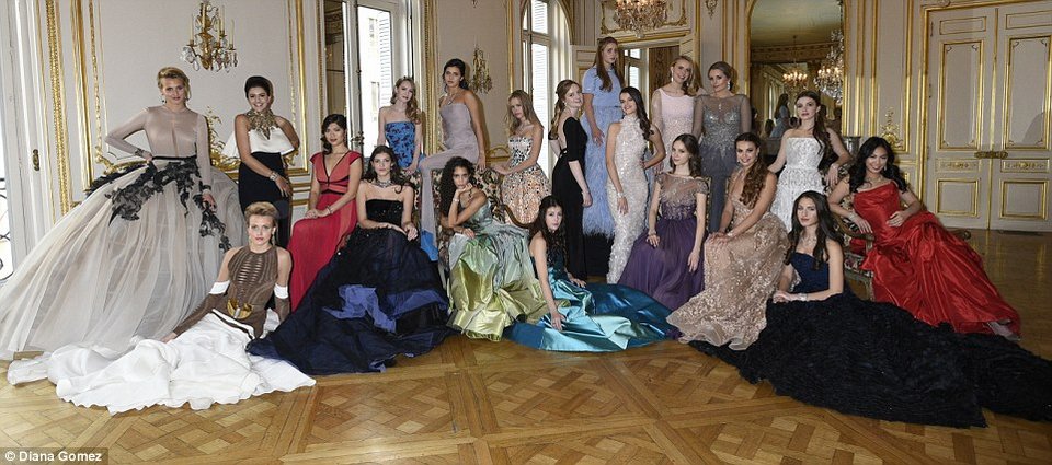 «Πατριωτικό» γκαλά στο Παρίσι: Νεαρές αριστοκράτισσες πήγαν στο χορό με τουαλέτες στα χρώματα της γαλλικής σημαίας [εικόνες] | iefimerida.gr 1