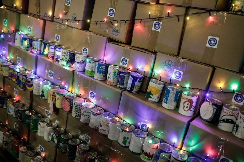 Χριστουγεννιάτικα δέντρα από... γάλα για καλό σκοπό [εικόνες]  | iefimerida.gr 2