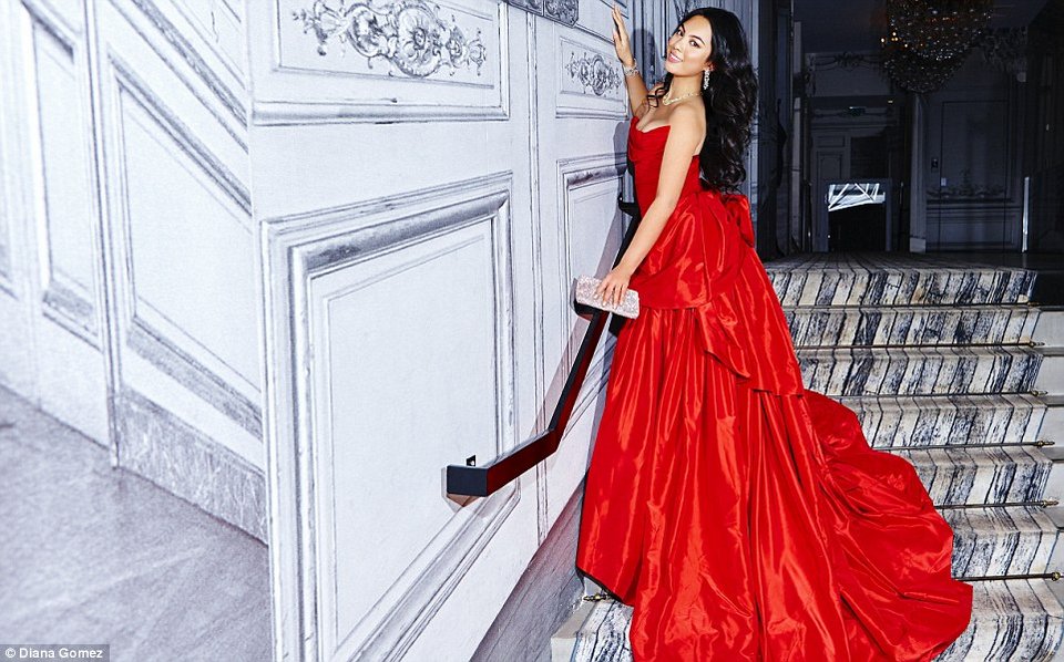 «Πατριωτικό» γκαλά στο Παρίσι: Νεαρές αριστοκράτισσες πήγαν στο χορό με τουαλέτες στα χρώματα της γαλλικής σημαίας [εικόνες] | iefimerida.gr 4