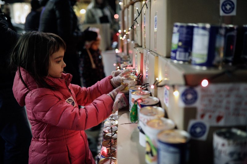 Χριστουγεννιάτικα δέντρα από... γάλα για καλό σκοπό [εικόνες]  | iefimerida.gr 3