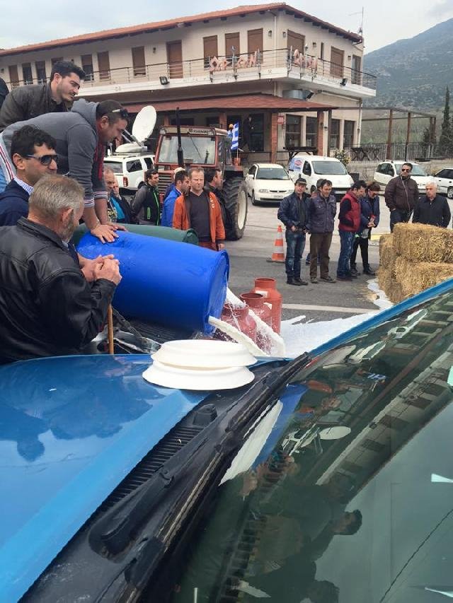 Τέμπη: Τόνοι γάλα στο δρόμο από τους κτηνοτρόφους [εικόνες] | iefimerida.gr 1