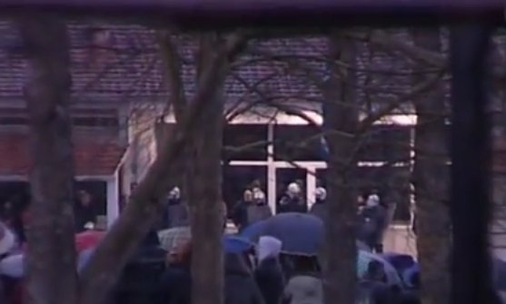 Ενταση έξω από την Γαλακτοκομική Σχολή –Πολίτες έσπασαν το λουκέτο και εισέβαλαν [εικόνες & βίντεο] | iefimerida.gr 0