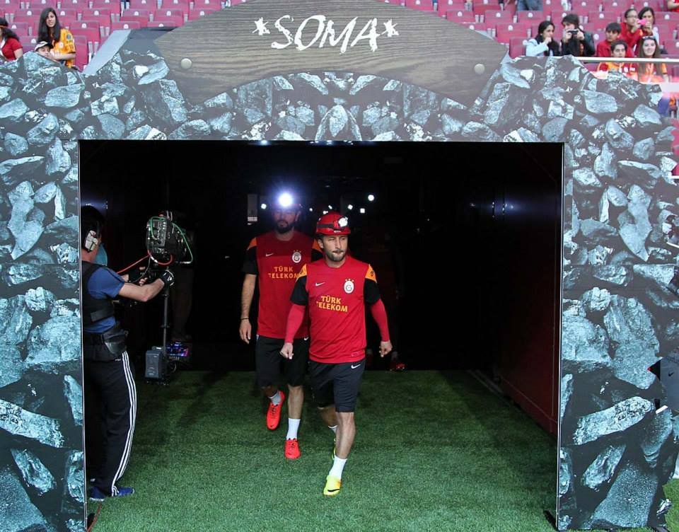 Συγκίνησαν οι παίκτες της Γαλατασαράι -Εμφανίστηκαν με κράνη ανθρακωρύχων στη μνήμη των νεκρών εργατών [εικόνες] | iefimerida.gr 0