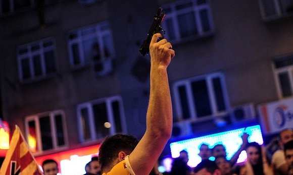 Σοκ: Οπαδός σε πανηγυρισμούς σήκωσε όπλο [εικόνες] | iefimerida.gr 0