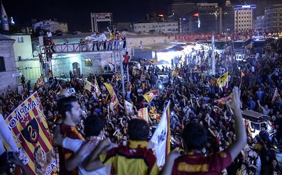 Σοκ: Οπαδός σε πανηγυρισμούς σήκωσε όπλο [εικόνες] | iefimerida.gr 1