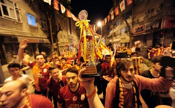 Σοκ: Οπαδός σε πανηγυρισμούς σήκωσε όπλο [εικόνες] | iefimerida.gr 2