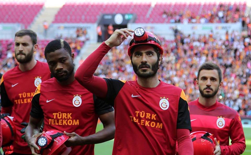 Συγκίνησαν οι παίκτες της Γαλατασαράι -Εμφανίστηκαν με κράνη ανθρακωρύχων στη μνήμη των νεκρών εργατών [εικόνες] | iefimerida.gr 1