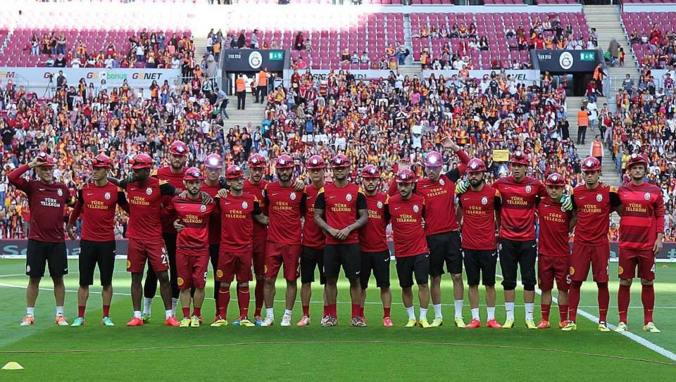 Συγκίνησαν οι παίκτες της Γαλατασαράι -Εμφανίστηκαν με κράνη ανθρακωρύχων στη μνήμη των νεκρών εργατών [εικόνες] | iefimerida.gr 2