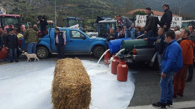 Τέμπη: Τόνοι γάλα στο δρόμο από τους κτηνοτρόφους [εικόνες] | iefimerida.gr 2