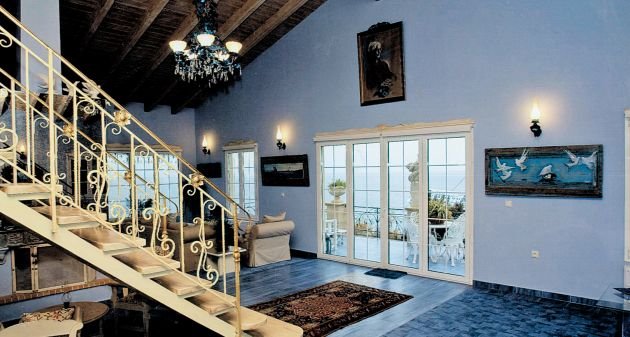 Η βίλα του Γιάννη Γαλάτη γλίτωσε από τη φωτιά και εκείνος την άνοιξε και φιλοξενεί πυρόπληκτους [εικόνες] | iefimerida.gr 0