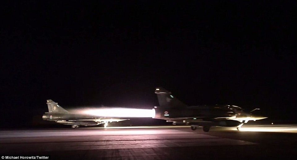 Η Γαλλία σφυροκοπεί το ISIS: Επιδρομή με 20 βόμβες -«Βομβάρδισαν άδειες εγκαταστάσεις», απαντούν οι τζιχαντιστές | iefimerida.gr 1