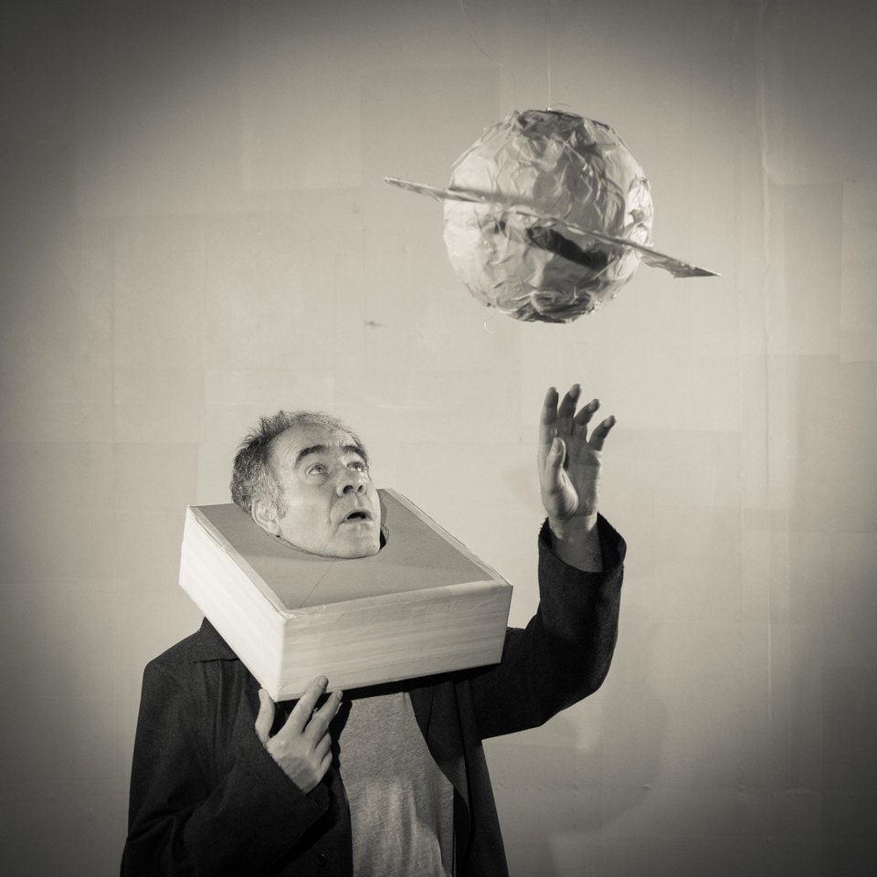 Κι όμως γυρίζει. Η ζωή του Γαλιλαίου από τον Μπρεχτ στο Εθνικό [εικόνες] | iefimerida.gr 0