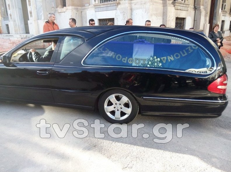 Σπαραγμός στην κηδεία του αρχιφύλακα φυλακών Δομοκού [εικόνες] | iefimerida.gr 0