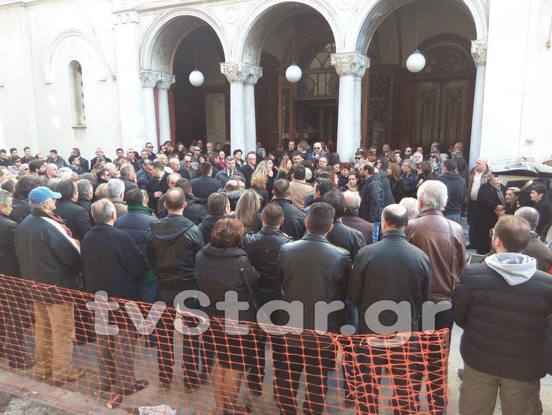 Σπαραγμός στην κηδεία του αρχιφύλακα φυλακών Δομοκού [εικόνες] | iefimerida.gr 1