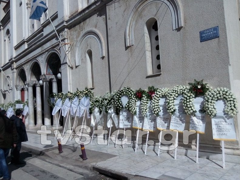 Σπαραγμός στην κηδεία του αρχιφύλακα φυλακών Δομοκού [εικόνες] | iefimerida.gr 2