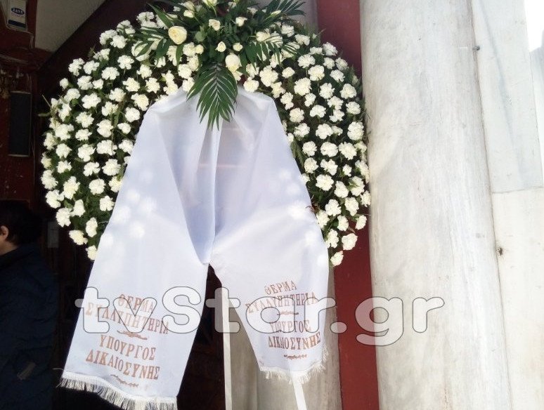 Σπαραγμός στην κηδεία του αρχιφύλακα φυλακών Δομοκού [εικόνες] | iefimerida.gr 4