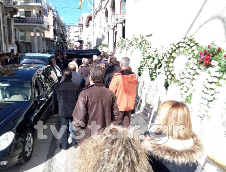 Σπαραγμός στην κηδεία του αρχιφύλακα φυλακών Δομοκού [εικόνες] | iefimerida.gr 7