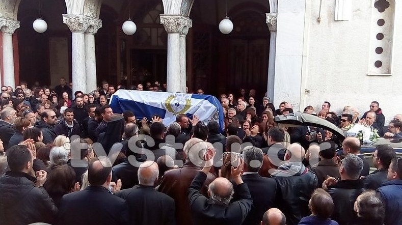 Σπαραγμός στην κηδεία του αρχιφύλακα φυλακών Δομοκού [εικόνες] | iefimerida.gr 8
